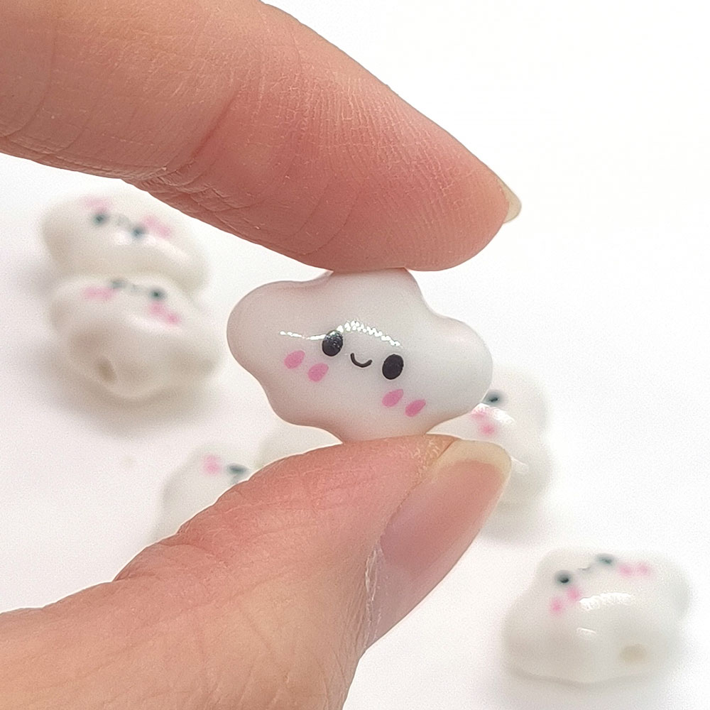 10 個のカラフルなぽっちゃり笑顔の雲白セラミックビーズ D - Jewelry Making Event のレビューと価格